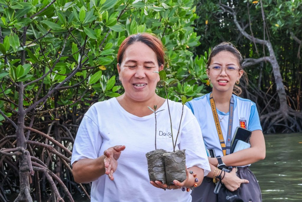 Ms. Daisy Tangub of the San Isidro Farmers and Fisherfolk Association (SIFFA) in Cebu, shares practical mangrove planting knowledge.